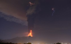 Przebudziła się Etna. Wulkan pluje ogniem [FOTO]