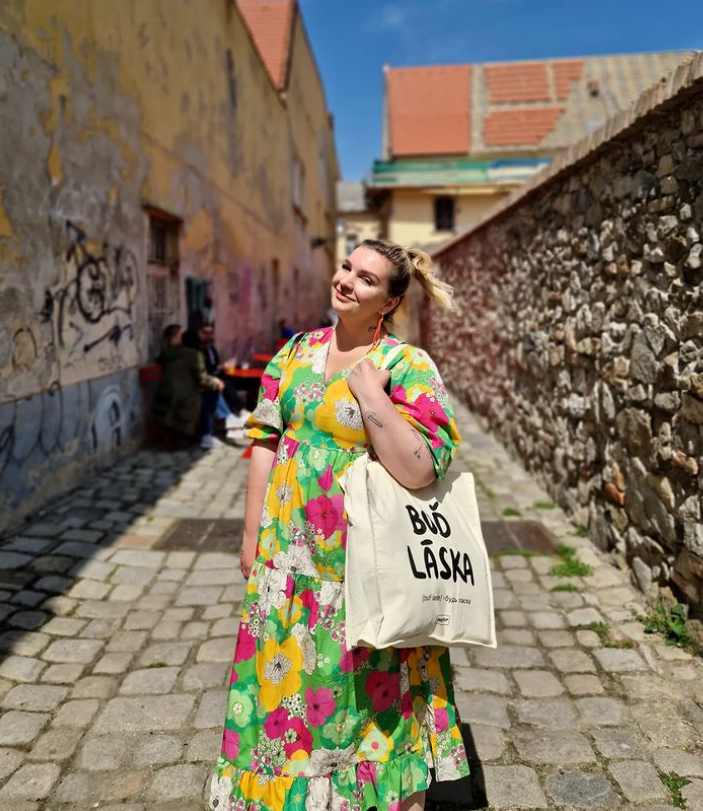 Komička Simona Salátová. 