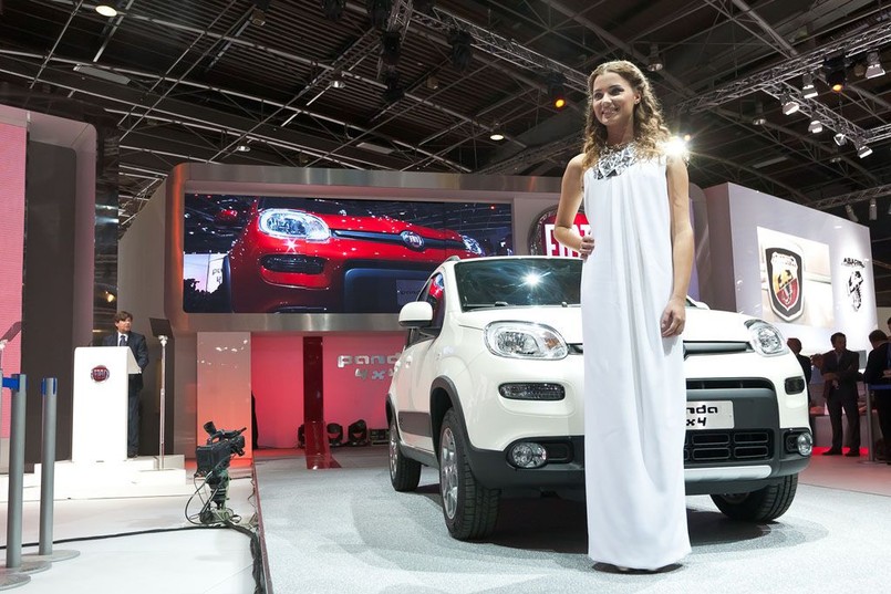 Włoski koncern ujawnił w Paryżu trzecią generację pandy z napędem 4x4. Specjalnie na premierę w stolicy Francji zaprosił Miss Włoch 2012, Giusy Buscemi. Wracając do auta - oto garść szczegółów technicznych...