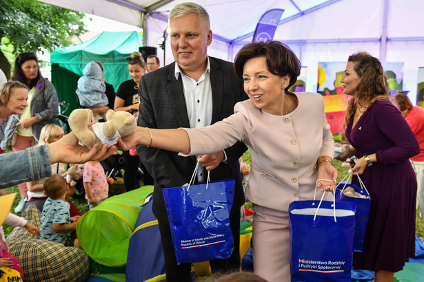 Minister rodziny i polityki społecznej Marlena Maląg (C-P) oraz poseł PiS Tomasz Zieliński (C-L) podczas pikniku rodzinnego w Zamościu