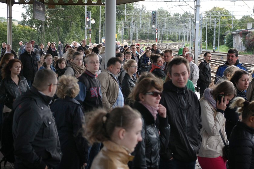 tłumy pasażerów czekają na SKM-kę