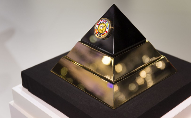 Statuetka Car of he Year 2016