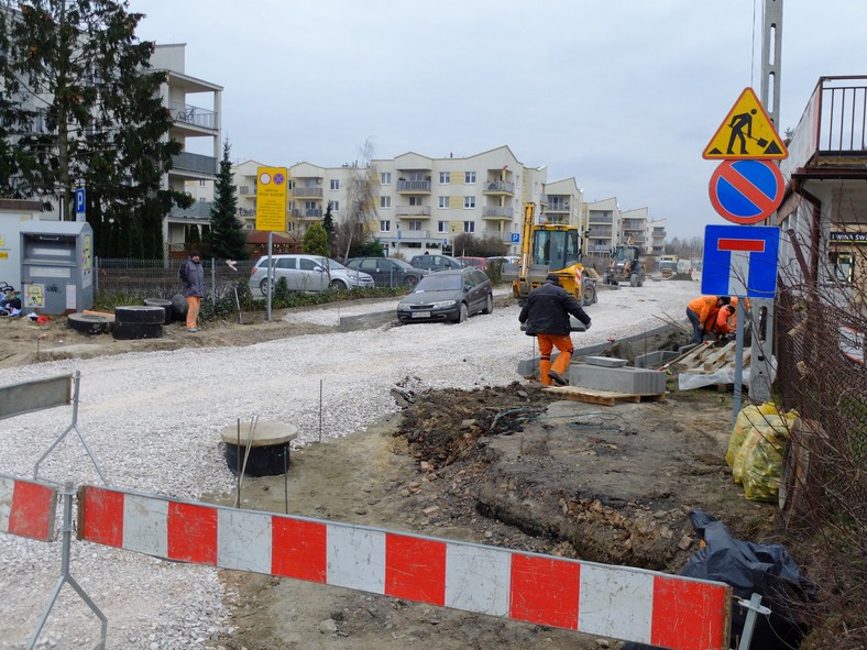 Porzucone auto blokuje budowę drogi w Radzyminie