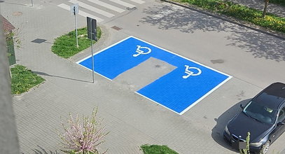 Ekipa malarska zrobiła kierowcom niespodziankę. Taki widok zastali na parkingu