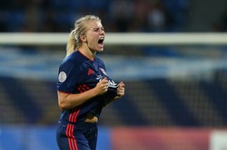 Amandine Henry, kapitan reprezentacji "trójkolorowych" piłkarek przewodniczącą jury Miss Francji