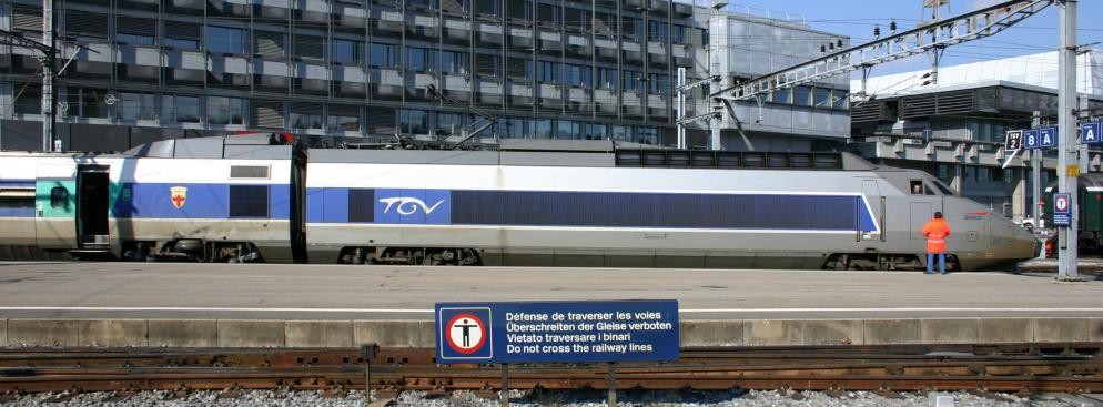 Pomimo, że 30 proc. francuskich linii szybkich prędkości nie jest rentownych, to od grudnia 2012 roku TGV wprowadza dla pasażerów jeszcze nowocześniejszy pociąg TGV Duplex trzeciej generacji. Na zdj. międzynarodowy pociąg TGV na stacji w Genewie.