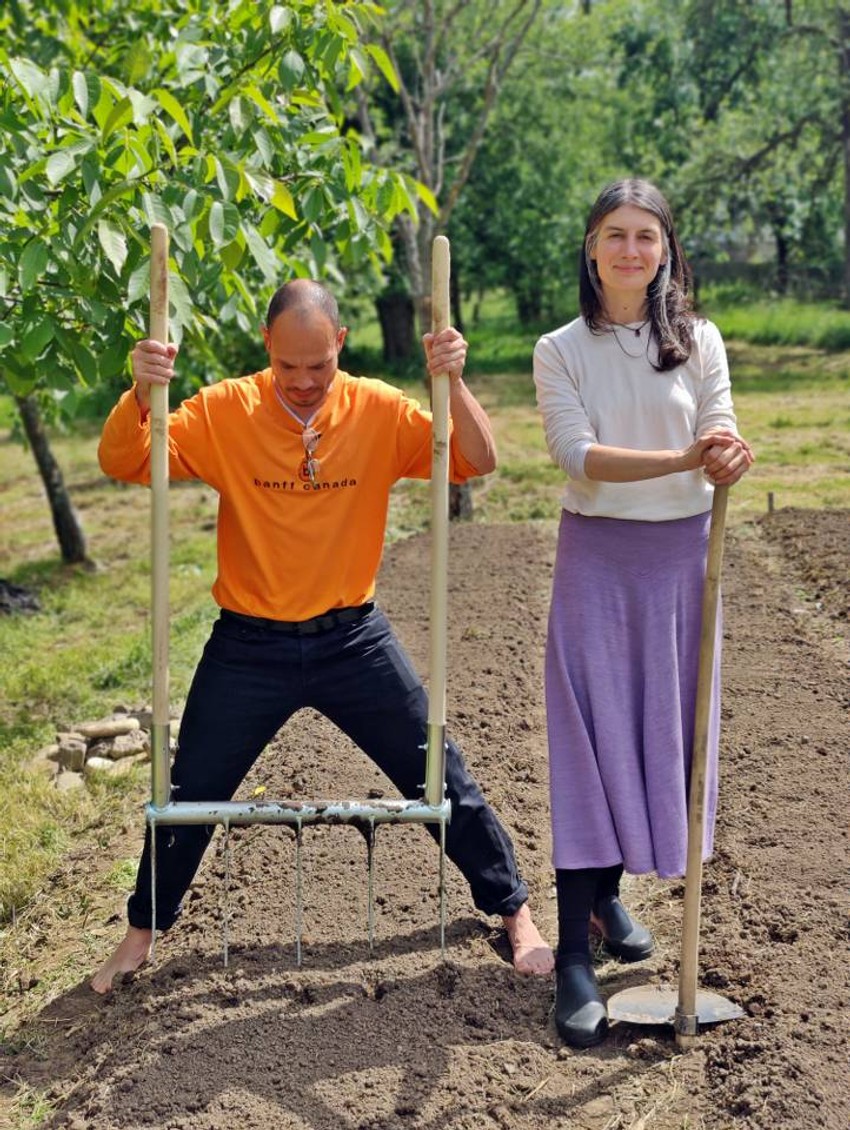 Ljudi iz grada uče kako da se vrate prirodi na selu