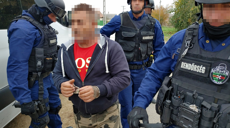 B. R.-t a Szabolcs megyei rendőr-főkapitányság Jonatán Közterületi Bevetési Egységének bevonásával 2022. október 25-én elfogták, és gyanúsítotti kihallgatása után őrizetbe vették / Fotó: Police.hu