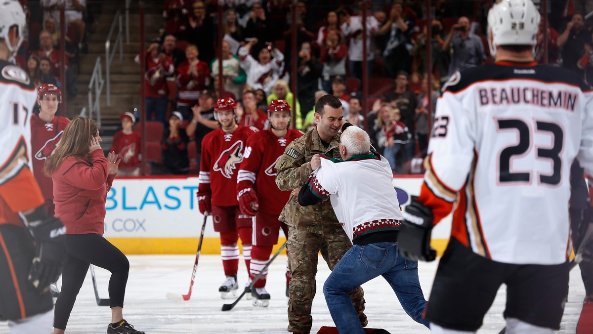 Przed meczem hokeja, w którym zmierzyły się drużyny Arizona Coyotes i Anaheim Ducks, miał miejsce bardzo wzruszający moment. Na taflę wyszło małżeństwo, które miało rozpocząć mecz, rzucając krążek na lód. Kibice Kojotów nie mieli pojęcia, że za chwilę spotka ich wyjątkowa niespodzianka.