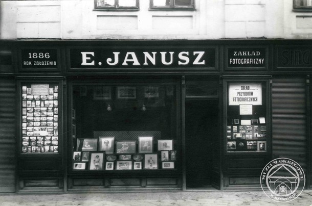 Atelier E. Janusz w Rzeszowie po śmierci Leopoldyny stał się rodzinnym imperium kobiet fotografek: córek Heleny i Marii oraz wnuczki Krystyny