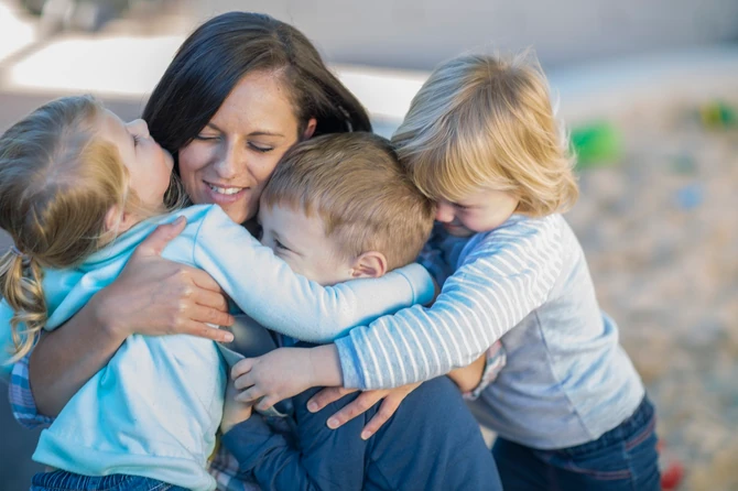 Majka sa decom / Ilustracija