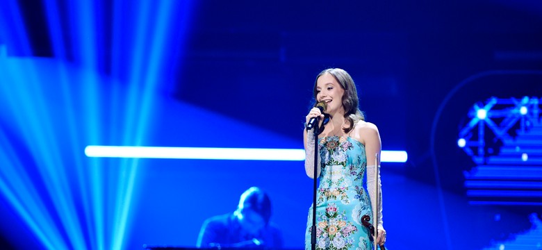 Sanah na koncercie oddała buty fance. "Uwaga, bo mogą trochę śmierdzieć" [WIDEO]