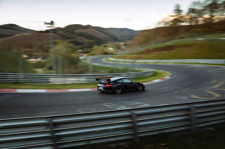 Porsche 911 GT2 RS z pakietem Manthey Performance Kit podczas bicia rekordu na Nürburgringu