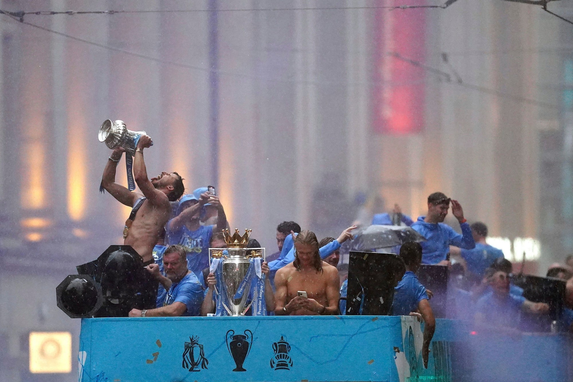 Hráči City oslávili treble s fanúšikmi v uliciach Manchestru.