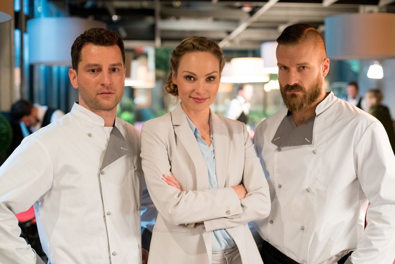 Głównym bohaterem "Na noże" jest Jacek - genialny kucharz który stawia wszystko na jedną kartę i otwiera autorską restaurację. Ma ponadprzeciętny smak, talent, pasję i determinację, a u jego boku są oddani przyjaciele. Czy to wystarczy, aby wspiąć się na kulinarny szczyt?