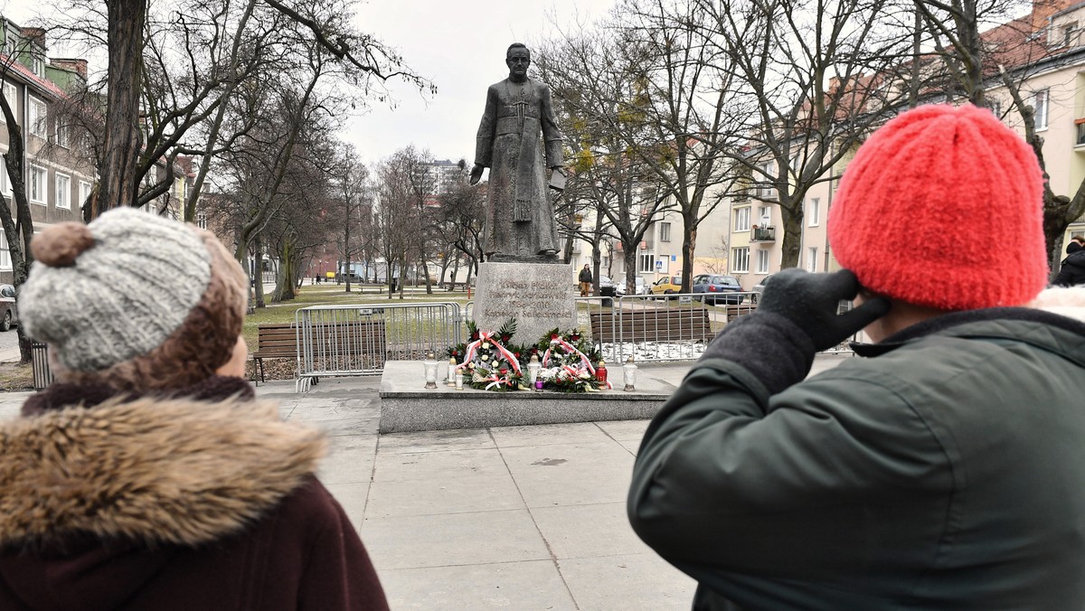 Piotr J., jedna z rzekomych ofiar ks. Henryka Jankowskiego, oskarżył też o gwałt prominentnego polityka SLD - informuje dzisiejsza "Rzeczpospolita", powołując się na materiały prokuratury, która uznała go za konfabulanta.