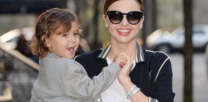 Miranda Kerr na spacerze z synkiem