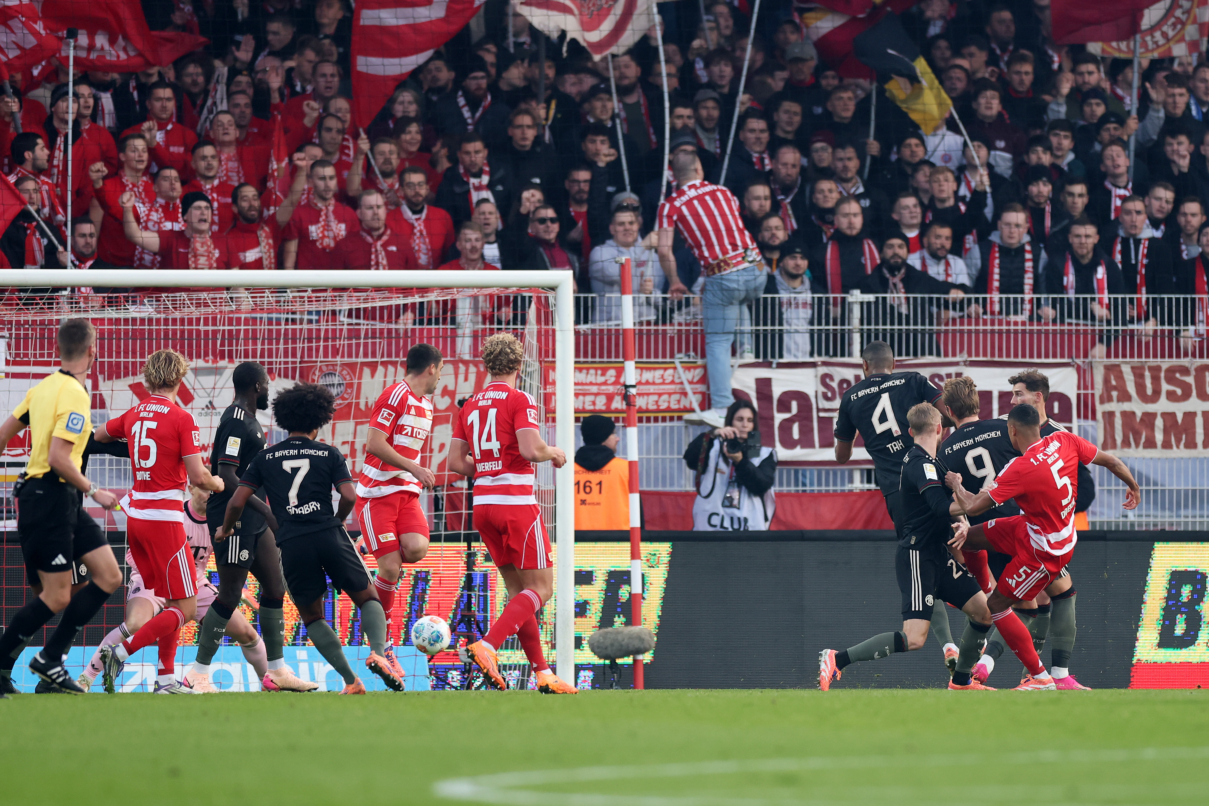 Baumgart: «Einer hat Lack gesoffen» - scharfe VAR-Kritik nach Fünf-mm-Abseits