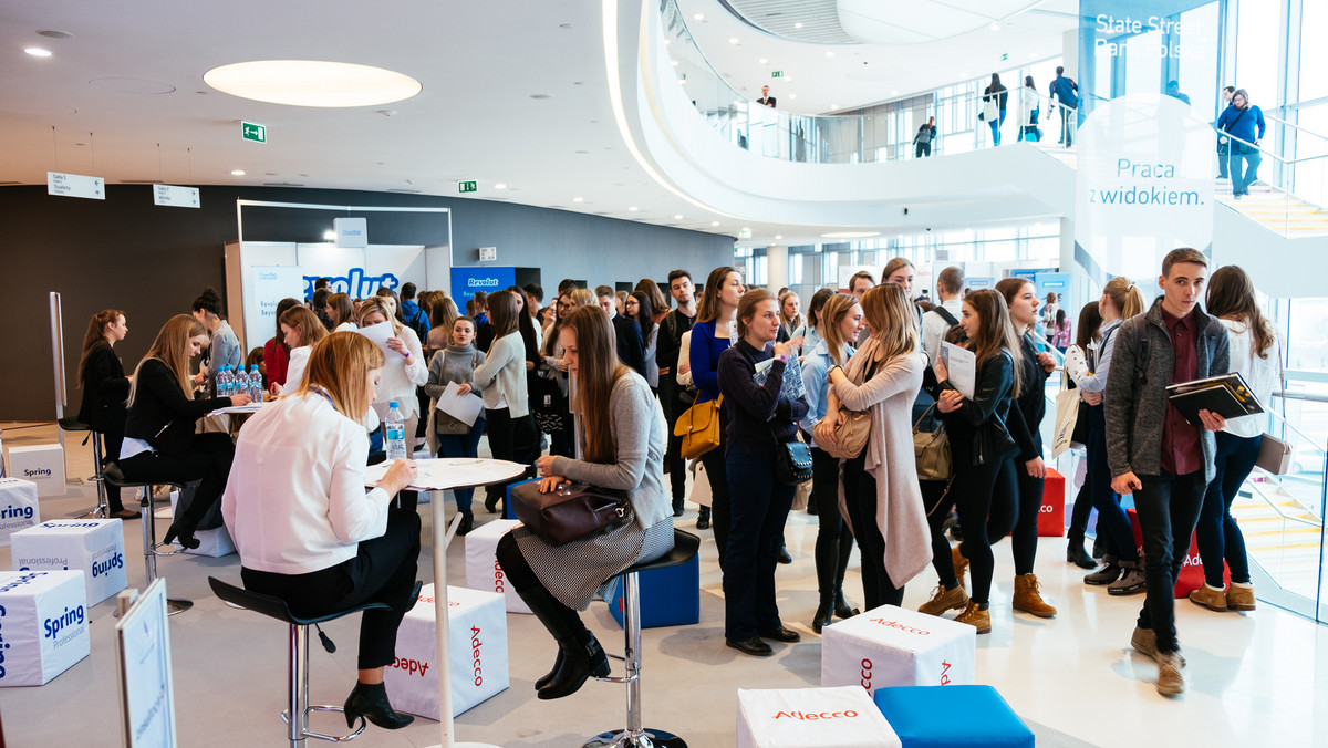 Nadchodzą targi pracy i praktyk Absolvent Talent Days. W ciągu najbliższych kilku tygodni w ośmiu miastach, studenci i absolwenci z całego kraju będą mogli skorzystać z tysięcy ofert pracy, praktyk, staży, bezpłatnych szkoleń i warsztatów. Pierwsze targi już 9 października w Katowicach.