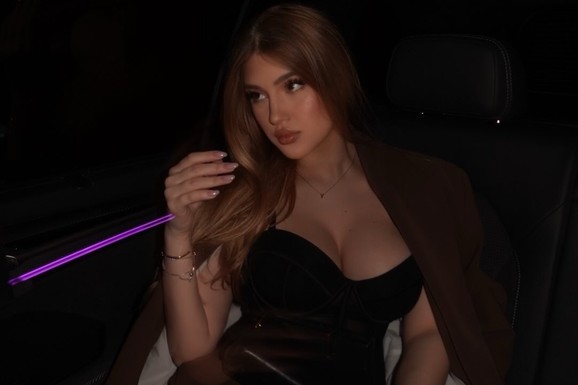 LENA MARINKOVIĆ U LUDOM PROVODU SA GOCOM TRŽAN Majka i ćerka kao sestre: Ona u providnom korsetu, slikama raspametila (VIDEO)