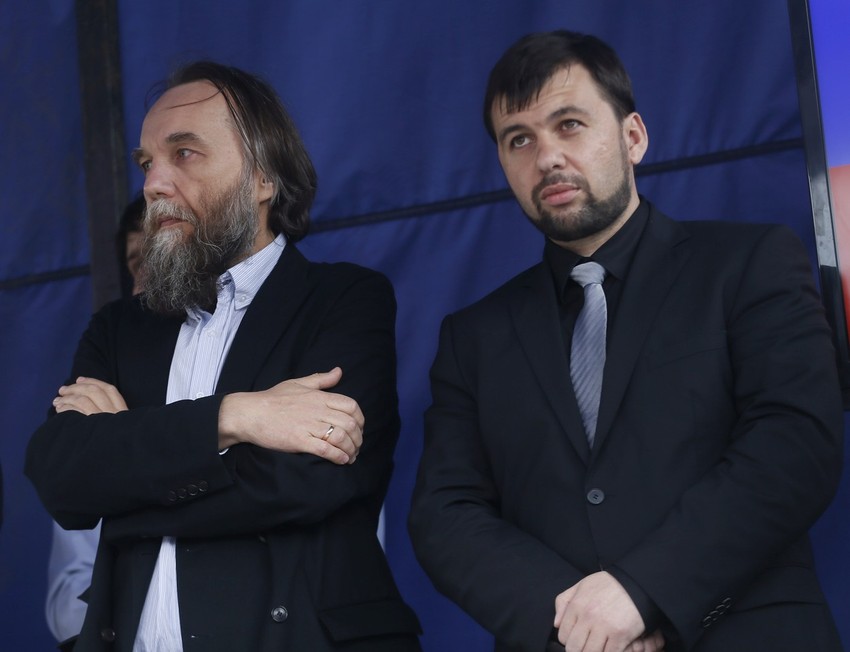 Aleksander Dugin i lider DNR Denis Pušilin na skupu podrške Donbasu u Moskvi u junu 2014.