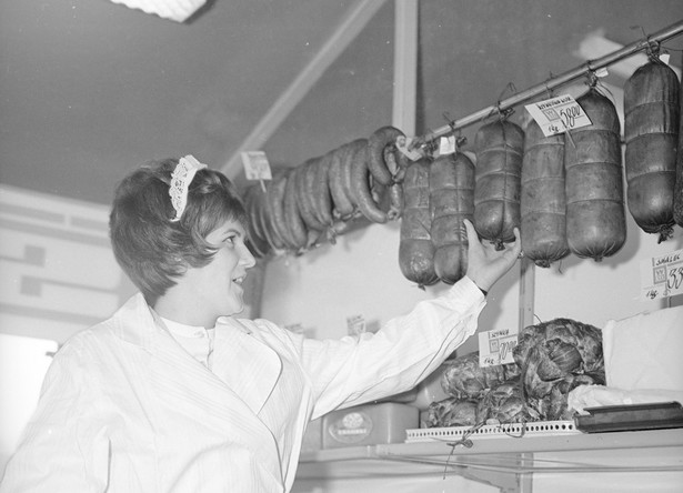 Rządzący w czasach PRL chcieli mieć pełną kontrolę nad handlem mięsem a ludzie coraz bardziej chcieli je jeść.