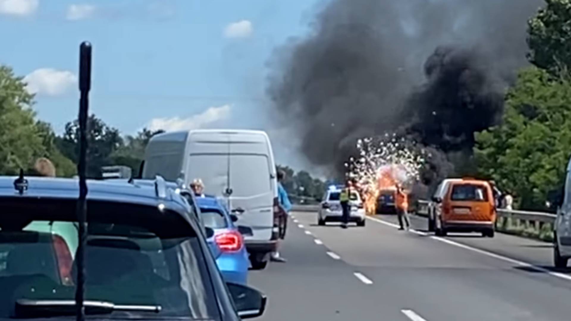 Kigyulladt majd felrobbant egy autó az M7-esen -videó - Noizz