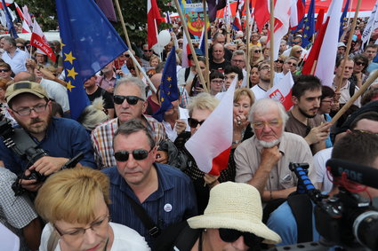 Przed Sejmem odbył się protest przeciw zmianom w sądownictwie