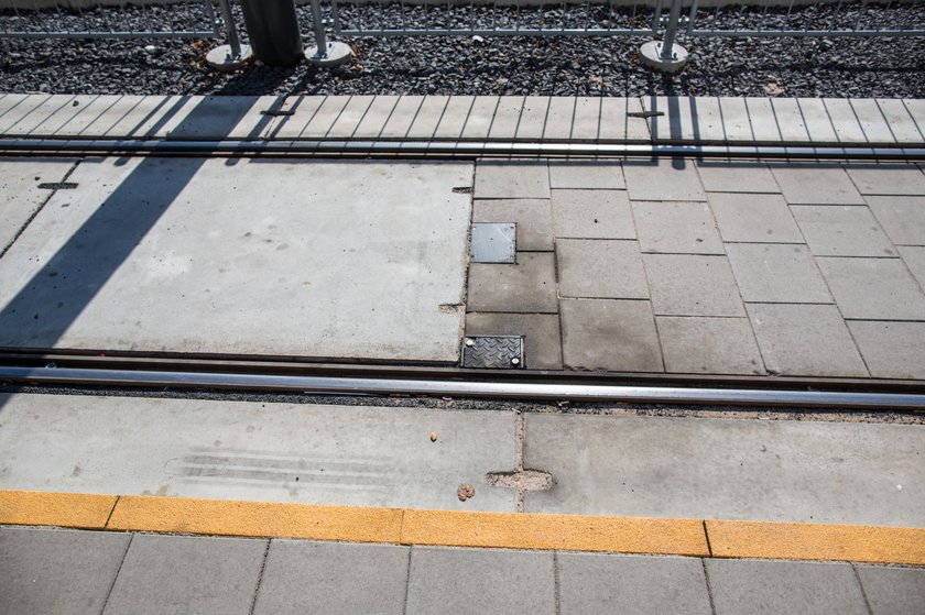 Zrobili  kostkę chodnikową na torowisku tramwajowym