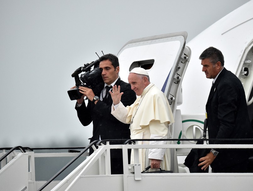 Papież Franciszek wsiada na pokład pasażerskiego Boeinga 787 Dreamliner linii PLL LOT którym wróci do Rzymu