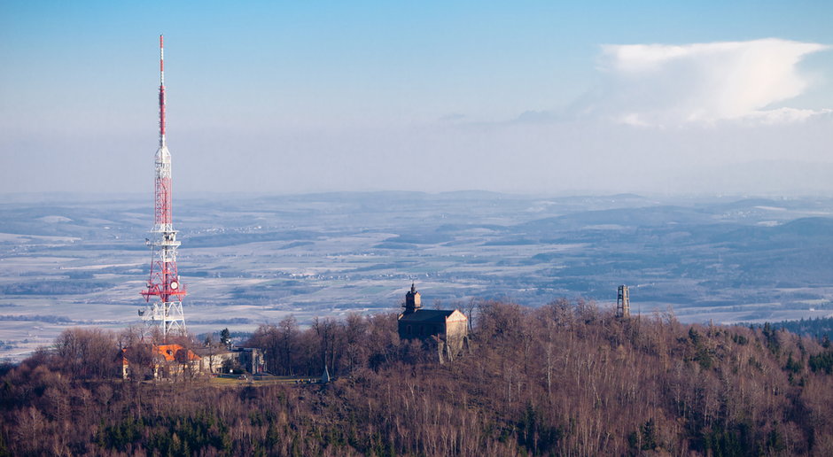 Kościół i antena na Ślęży