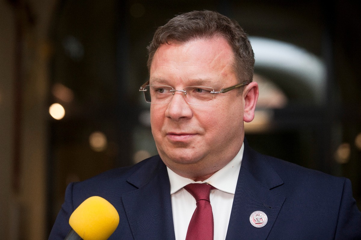 W piątek sędziowie z Sądu Rejonowego w Olsztynie zgłosili trzy projekty uchwał, w których apelowano m.in. do prezesa Macieja Nawackiego o zaniechanie działań utrudniających sędziemu Pawłowi Juszczyszynowi wykonywanie obowiązków. Do głosowania nie doszło; prezes przedarł projekty i zamknął obrady.