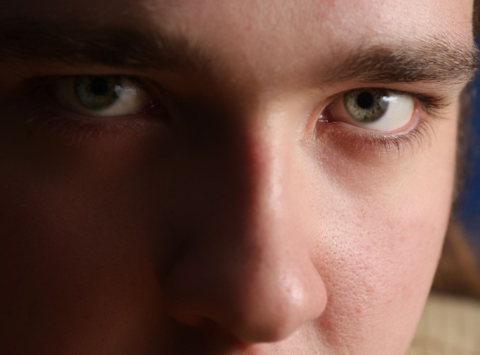 6. Chwyć skórę między brwiami