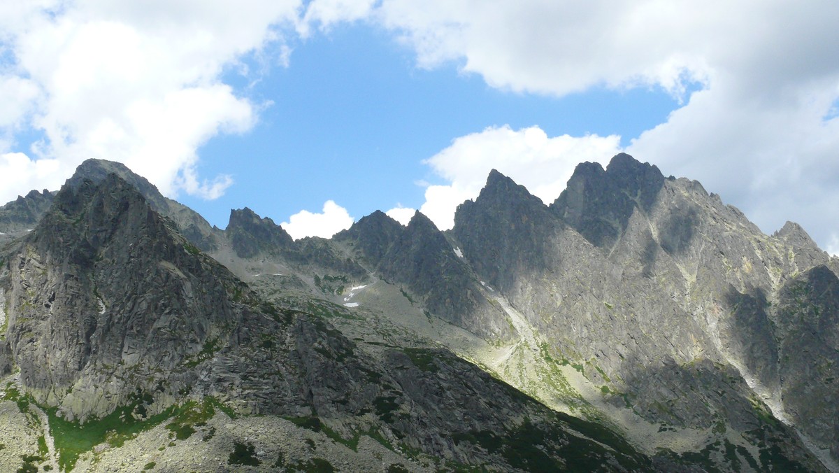 Pomiędzy 12 a 18 sierpnia polskie Tatry odwiedziło ponad 200 tys. turystów, to rekordowa liczba. Od wielu lat w tym okresie odnotowuje się największe nasilenie ruchu turystycznego w górach.