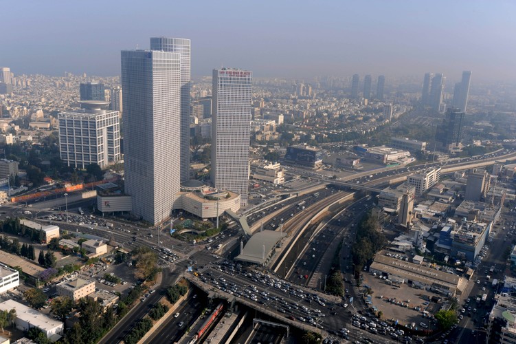 9. Izrael.

Izrael wyprzedza Singapur jedynie o 0.2 Mb/s.  

Niedawne badanie przeprowadzone przez Startup Genome uznało Tel Aviv za najlepsze miejsce dla startupów, tuż po Dolinie Krzemowej.

Na zdjęciu: Wieże Azrieli Center w Tel Awiwie. Właściciel Azrieli Group – David Azrieli jest miliarderem, który dorobił się na nieruchomościach.