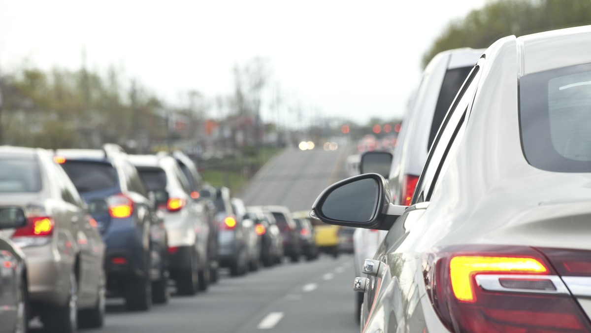 W czasie długiego weekendu czerwcowego policja apeluje do kierowców o ostrożność, zdjęcie nogi z gazu i trzeźwość. Kierowcy powinni też pamiętać, że obowiązują nowe, zaostrzone sankcje m.in. dla tych, którzy jeżdżą zbyt szybko.