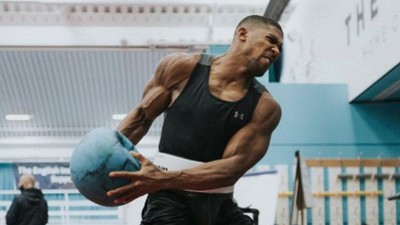 Joshua works out in a public gym [Mirroruk]