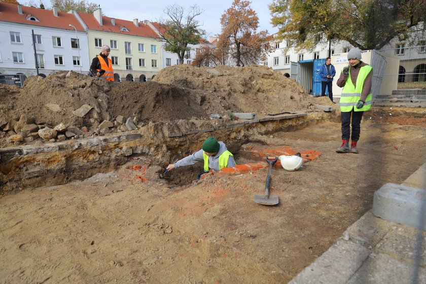 Studenci archeologii na Starym Rynku w Łodzi