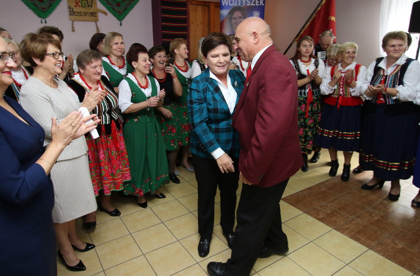 Beata Szydło tańczy z przewodniczącym Rady Miejskiej w Jędrzejowie