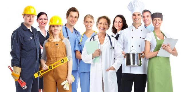 Niemal co roku mamy do czynienia z tą samą sytuacją. Media pełne są materiałów zawierających prognozy ekspertów: „w tych zawodach będzie praca”, „ta branża zagwarantuje Ci karierę” itp. Nie zaszkodzi oczywiście zapoznać się ze zdaniem specjalistów, ale nie możemy kierować się wyłącznie nimi. Przewidywania nie zawsze oparte są na prawidłowych założeniach, a rynek jest dynamiczny. To co gwarantuje zatrudnienie dziś, niekoniecznie będzie je przynosić za 5 lat. Poza tym to, że coś jest popularne nie oznacza, że okaże się odpowiednie także dla ciebie.