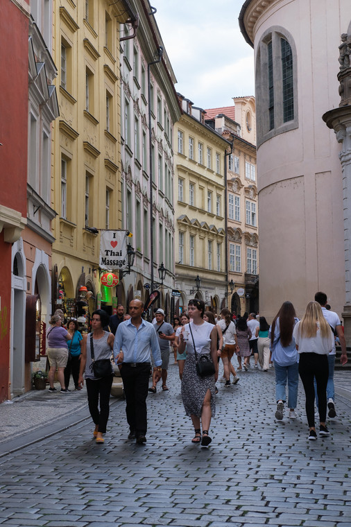 Turyści spacerujący po Starym Mieście w Pradze