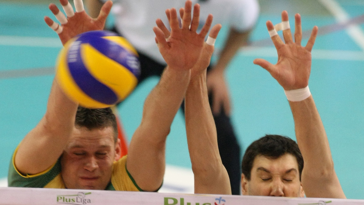 Po dwóch meczach finałowych PlusLigi siatkarzy PGE Skra Bełchatów prowadzi w rywalizacji do trzech zwycięstw z Asseco Resovią Rzeszów 2-0. W sobotę mistrzowie Polski, podobnie jak w piątek, nie dali szans rywalom, wygrywając 3:0 (25:21, 25:19, 25:13).