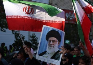 Iranci nose poster sa likom ajatolaha Alija Hamneija | Foto: EPA-EFE/Shutterstock