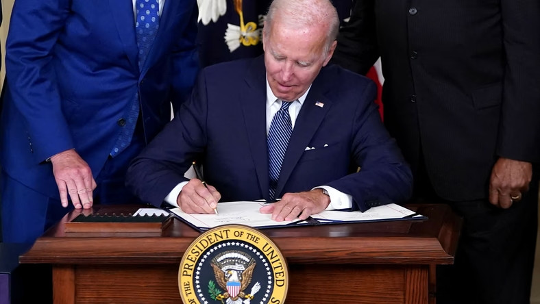 Prezydent USA Joe Biden podpisuje ustawę o redukcji inflacji z 2022 roku, Waszyngton, 16 sierpnia 2022 r.