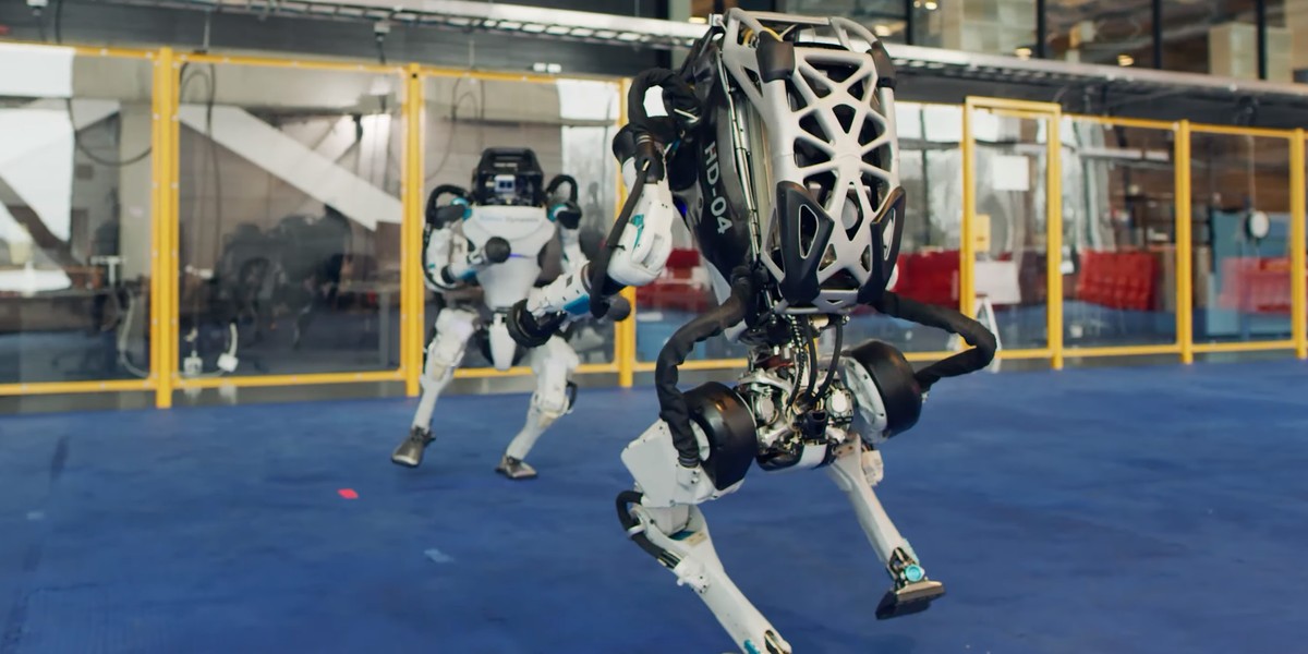 Roboty firmy Boston Dynamics tańczące twista. Firma w ten sposób życzy nam wszystkim lepszego roku 2021. 