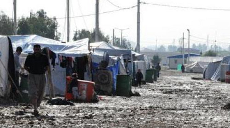 Toborozzák a fegyveres őröket a menekülttáborokhoz