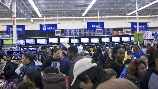 Tlumy klientów w jednym z hipermarketów sieci Wal Mart w Oakland. Fot. Bloomberg