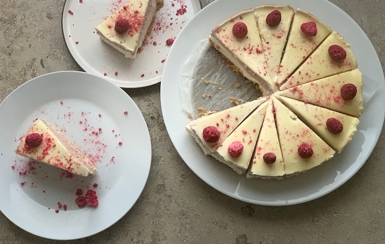 Nepečený cheesecake s bielou Ganache.