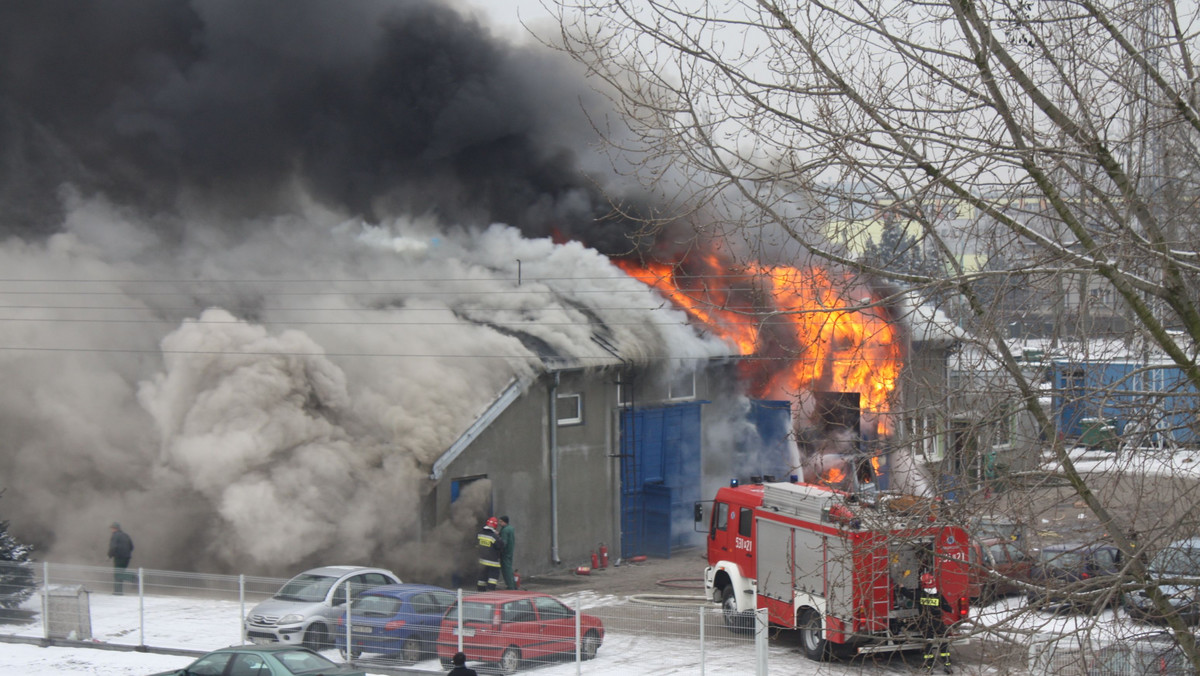 Trzynaście zastępów straży gasi pożar, który wybuchł w hali segregacyjnej odpadów Miejskiego Zakładu Oczyszczania w Ostrowie Wlkp.