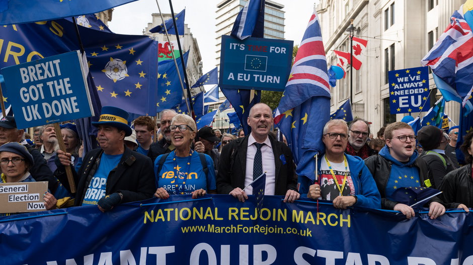 Prounijni demonstranci maszerują w centrum Londynu, wzywając Wielką Brytanię do ponownego przystąpienia do Unii Europejskiej, 22 października 2022 r.